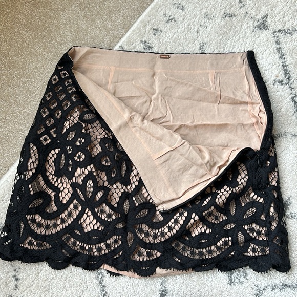 FREE PEOPLE Size Small Black Lace on Tan Liner skirt - Picture 6 of 6